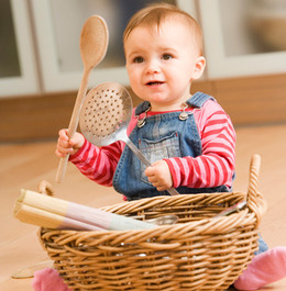 article_show_baby_kitchen_playing
